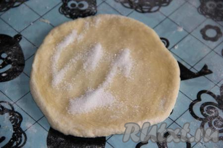Смазать тесто&nbsp;растительным маслом и достаточно щедро посыпать сахаром.