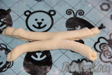 Затем разрезать тесто с двух сторон (как на фото).