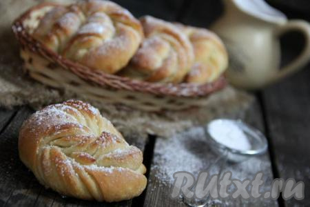 Готовые плюшечки получились очень красивые, вкусными и мягкими. По желанию, можно посыпать плюшки сахарной пудрой. Приготовьте плюшки из дрожжевого теста по этому рецепту и порадуйте близких эффектной выпечкой.