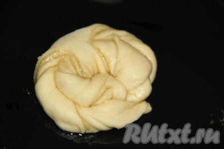 Противень для запекания смазать растительным маслом, выложить получившиеся дрожжевые плюшки с сахаром на противень и оставить для расстойки на 35-45 минут.