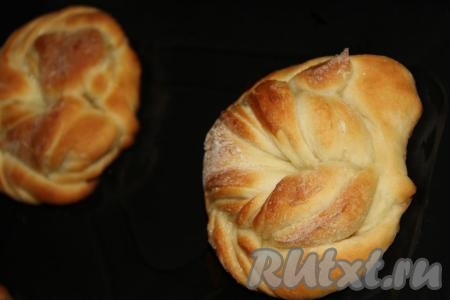 Выпекать плюшки в разогретой духовке, примерно, 25 минут при температуре 200 градусов. Плюшки приобретут красивый золотистый цвет.