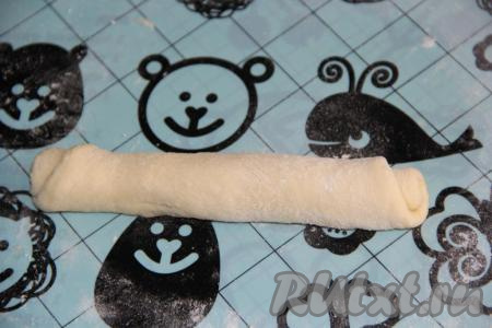 Скрутить круг в плотный рулетик.