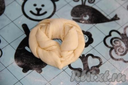 А затем скрепить два получившихся кончика между собой.