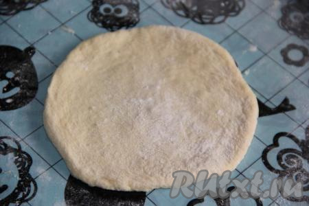 Готовое тесто обмять и дать подняться ещё раз. Затем обмять тесто и разделить его на небольшие части. Каждую часть теста на столе, присыпанном мукой, раскатать в круг (не очень тонко). У&nbsp;меня получилось 10 плюшек.