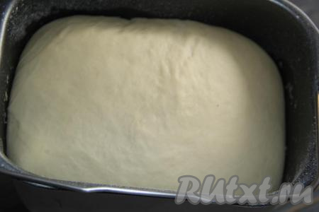 Я тесто замесила в хлебопечке, можно замешивать и вручную. В ведёрко хлебопечки влить тёплое молоко, добавить масло и сахар. Затем всыпать муку, соль и дрожжи. Выставить режим "Замес теста" на 1,5 часа. Если тесто делать руками, тогда для начала нужно в тёплом молоке развести дрожжи и сахар, оставить на 15 минут (за это время дрожжи "оживут"). Затем добавить масло, муку и соль, замесить тесто. Оно должно получиться мягким и нежным. Оставить тесто на 1,5 часа в миске, накрыв полотенцем. Тесто хорошо поднимется.