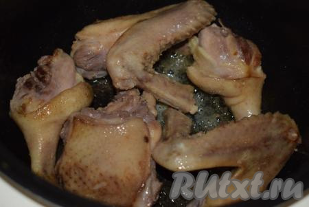 В процессе обжаривания утки выделится много жира и далее она уже будет обжариваться не в сухой чаше, а в собственном жиру. Обжариваем утку до подрумянивания под закрытой крышкой, примерно, 25 минут, периодически переворачивая кусочки.