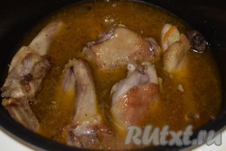 Тушим утку с овощами в течение часа, не открывая крышку мультиварки.