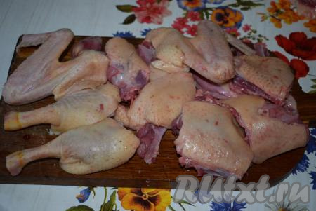 &nbsp;Разделываем утку на порционные кусочки. Для приготовления плова возьмём около 800 грамм мяса.