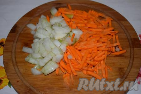 Очистим лук и морковь, нарежем их&nbsp;на мелкие кусочки.