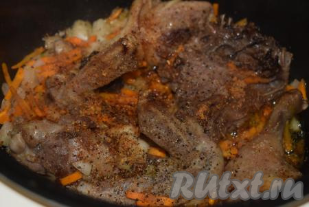 Затем к мясу и обжаренным овощам добавляем соль, чёрный молотый перец и специи для плова, перемешиваем, вливаем 2 стакана воды, выставляем мультиварку на режим "Тушение" на 1 час.