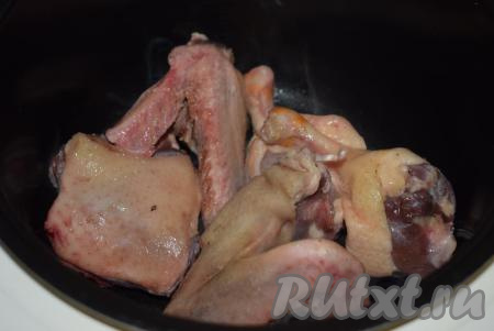 Мультиварку включаем на режим "Жарка" на 40 минут, выбираем вид продукта "Мясо". Разогреваем мультиварку до момента начала обратного отсчета времени. Кладем в разогретую чашу мультиварки кусочки утки. Масло не добавляем, так как утка сама по себе жирная.