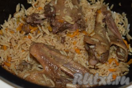 В процессе приготовления плова из утки крышку мультиварки не открываем! По окончании приготовления тоже крышку не открываем и даем плову отдохнуть еще минут 10.