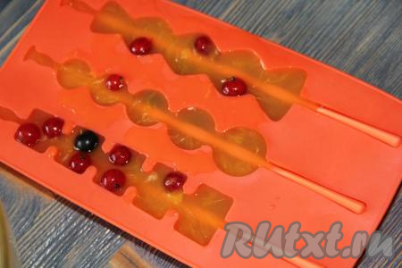 Затем влить свежевыжатый сок в форму и поставить в морозильную камеру на ночь.