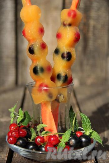 Фруктовый лёд, приготовленный из сока, извлечь из формы и подать к столу. Посмотрите, какой яркий лёд получился в домашних условиях.