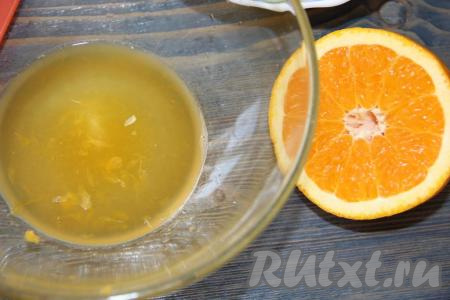 Из апельсина выжать сок. Процедить его через сито. Можно использовать свежевыжатый сок любых сладких фруктов, которые у вас есть и, чем сочнее фрукты, тем вкуснее будет фруктовый лед.