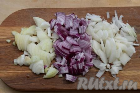 Пока тесто подходит, готовим начинку. Для этого очищаем лук и нарезаем его тонкими полукольцами или четверть кольцами. У меня в начинке 3 сорта лука - белый, репчатый и фиолетовый, но вы можете использовать какой-нибудь один сорт - от этого вкусовые свойства начинки не изменятся.