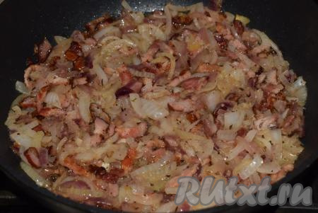 Солим, перчим начинку и добавляем специи по вашему вкусу. В классический луковый пирог кладут тмин, он придает интересный аромат и вкус пирогу, моя семья тмин не жалует, поэтому я готовлю без него. Наша начинка готова, теперь останется только охладить ее до теплого состояния.