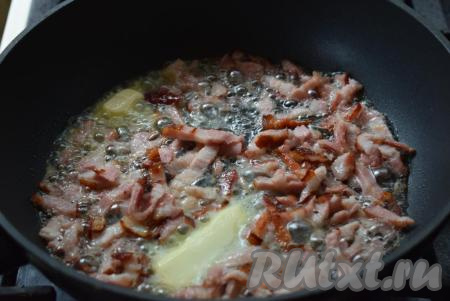Как только бекон подрумянится, добавляем к нему сливочное масло.