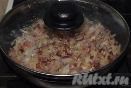 Томим лук с беконом на медленном огне, примерно, 20-25 минут (до размягчения лука), иногда помешивая луковую начинку для пирога.