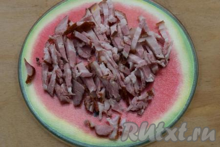 Бекон нарезаем на полоски.