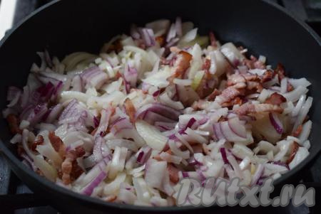 Выкладываем нарезанный лук, перемешиваем и накрываем крышкой.