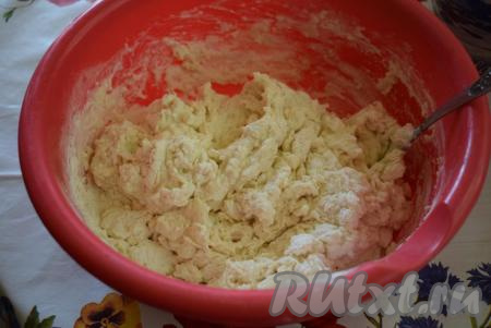 В смесь муки и дрожжей вливаем масляную смесь и очень хорошо перемешиваем. Затем вливаем 3 столовые ложки растительного масла и замешиваем тесто. Тесто должно получиться мягким и довольно однородным.