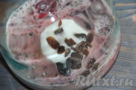 Всыпать в банку сахар и добавить изюм.