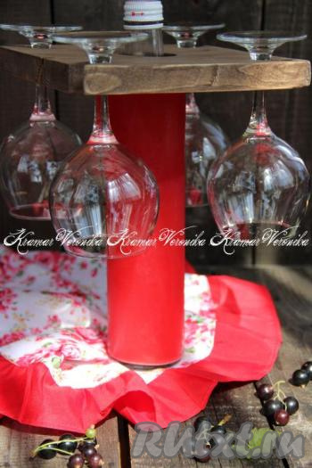 Наш ягодный квас из черной смородины готов! Яркий, вкусный, освежающий домашний квас разлить по бокалам и подать к столу в охлажденном виде.