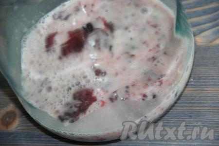 Затем влить подошедшие дрожжи.