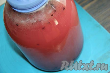 Далее влить воду по плечики трехлитровой банки. Вода должна быть тёплая (примерно, 35 градусов). На горлышко банки надеть резиновую перчатку. Оставить квас из черной смородины в тёплом месте на сутки.