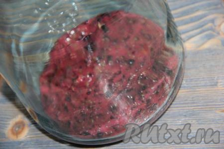 В трёхлитровую банку выложить ягодное пюре.