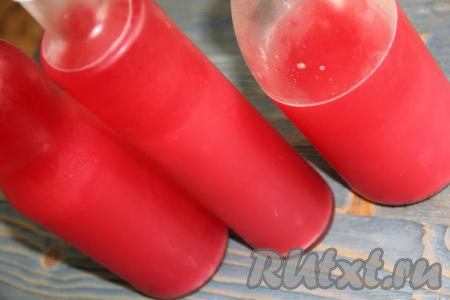 Затем процедить ягодный квас и разлить по бутылкам. Закрыть бутылки крышками и поставить в холодильник на сутки.