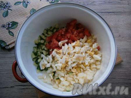 Яйца порубить, помидоры нарезать кубиками, добавить в кастрюлю к картошке и огурцам.