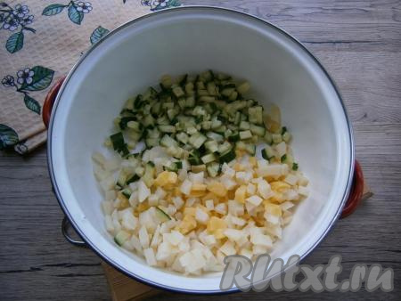 Вареный картофель очистить и нарезать в кастрюлю небольшими кубиками. Добавить свежие огурцы, тоже нарезанные небольшими кубиками.