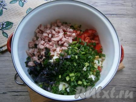 Далее добавить нарезанную маленькими кубиками колбасу и измельченную зелень укропа, лука и базилика. Базилик можно взять как фиолетовый, так и зеленый.