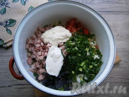 Сюда же добавить сметану и майонез, перемешать.