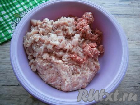 Мясо, срезанное с ножек или бедер курицы, нарезать мелкими кусочками и добавить к фаршу.