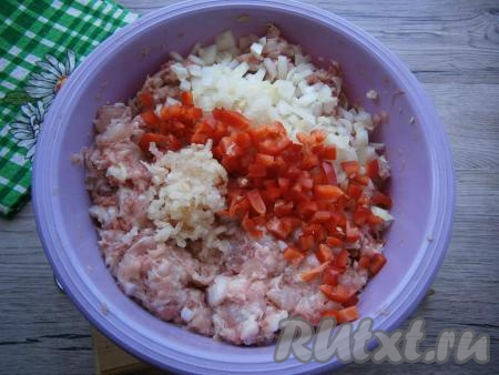 Репчатый лук и чеснок очистить, из болгарского перца удалить семена. К фаршу, салу и нарезанному куриному мясу добавить мелко нарезанный репчатый лук, нарезанный небольшими кубиками красный болгарский перец и пропущенный через пресс чеснок.