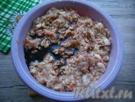 Затем добавить соевый соус и хорошо вмешать его в фарш.