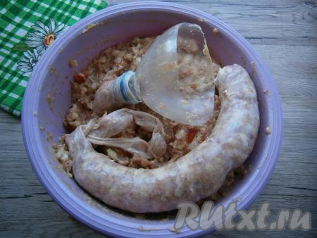 Наполнять кишки фаршем не плотно, удобным для вас способом - с помощью обрезанного горлышка пластиковой бутылки или специальной насадки к мясорубке.