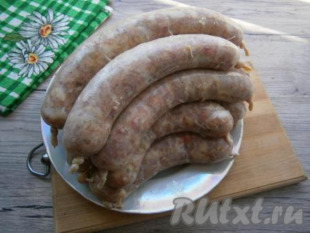 Концы кишок крепко перевязывать. Каждую колбаску поколоть иголкой в нескольких местах.