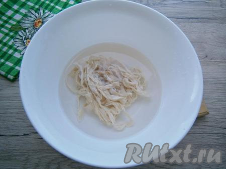 Кишки предварительно замочить в подкисленной уксусом или лимонным соком воде на 15-20 минут, после чего промыть проточной водой, надев кишку на гусак крана.