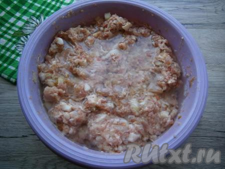 Получившийся фарш тщательно вымешать, влить ледяную воду, снова хорошенько перемешать.