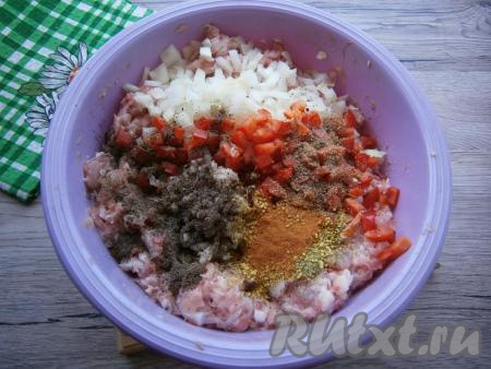 Всыпать соль, молотые черный и красный перцы, приправу для курицы, кориандр.