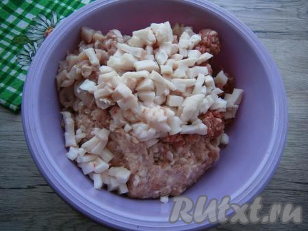 Сало нарезать небольшими кусочками (или кубиками) и добавить к фаршу.