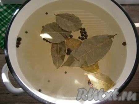 Для приготовления маринада вскипятить воду, всыпать сахар и соль, добавить горошины чёрного и душистого перцев, лавровые листья, уменьшить огонь. Дать маринаду провариться на слабом огне 5 минут, после чего влить уксус.