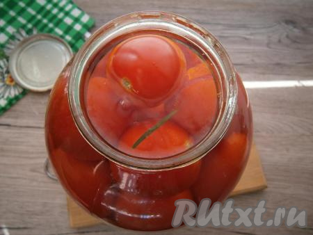 В банки с помидорами влить кипяток, заполняя банки кипящей водой до самого горлышка. Накрыть банки предварительно прокипяченными крышками и оставить на 8-10 минут. Затем воду из банок слить в раковину и снова залить банки с помидорами кипящей водой, накрыть крышками и оставить на 5 минут.