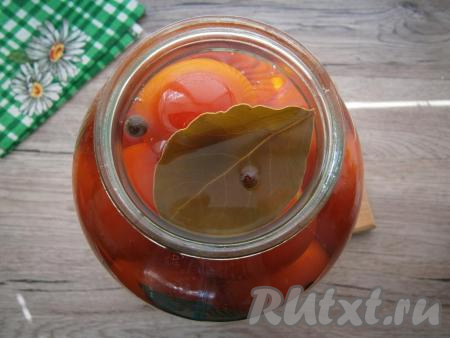 Воду из банок вылить, маринад снова довести до кипения и далее залить им помидоры. Сразу же банки закатать.