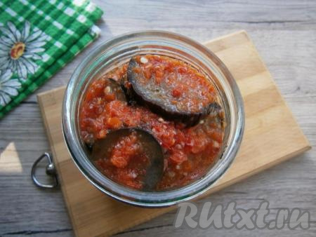 Кружочки баклажанов в соусе плотно выкладывать в простерилизованные баночки.