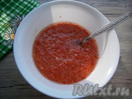 В получившийся острый соус из перца и чеснока добавить соль, влить растительное масло, перемешать.